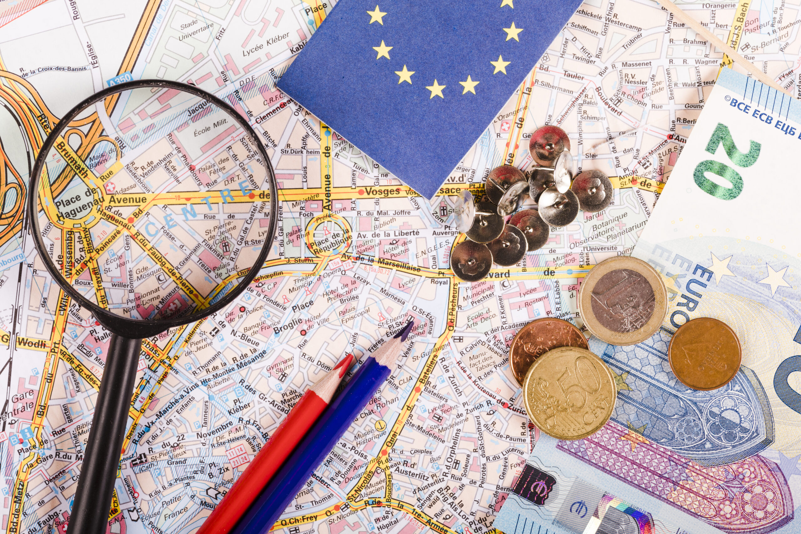 Elementen die passen bij de Nederlandse belastingplannen: euro's, loep, rood en blauw potlood en Europese vlag.