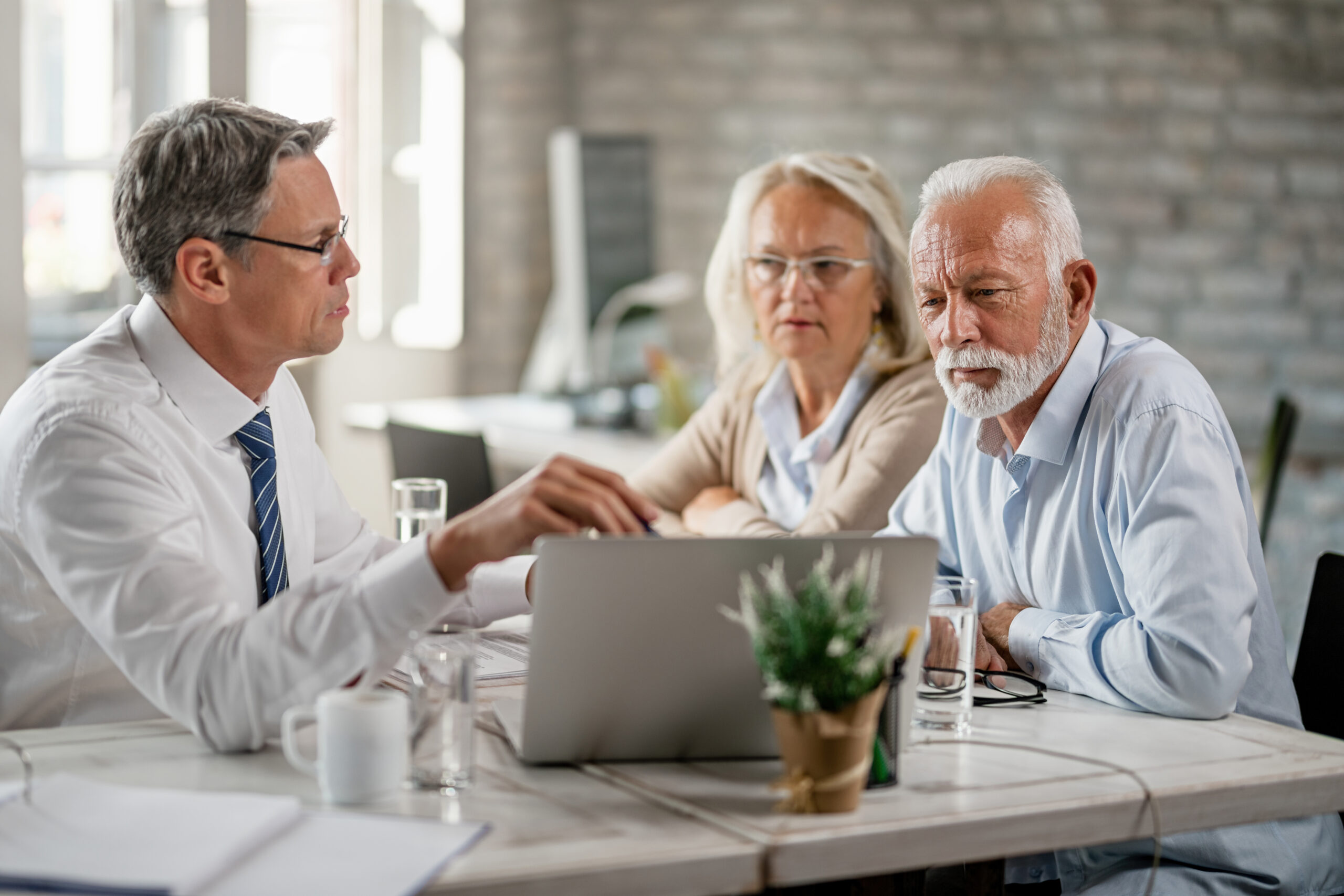 Senior koppel in gesprek met een pensioenadviseur