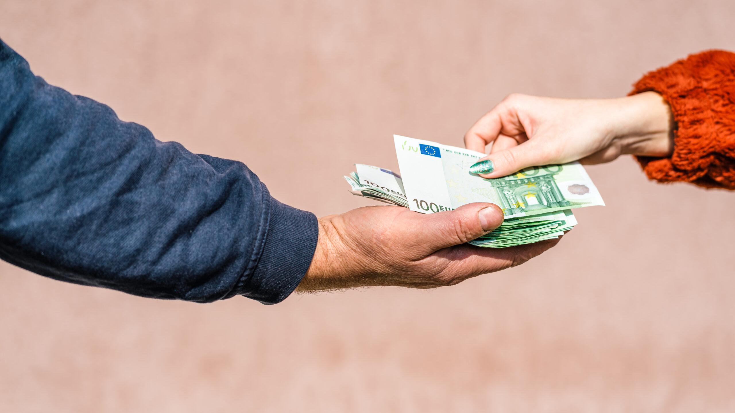 Geld dat wordt geschonken van de ene persoon aan de andere persoon.