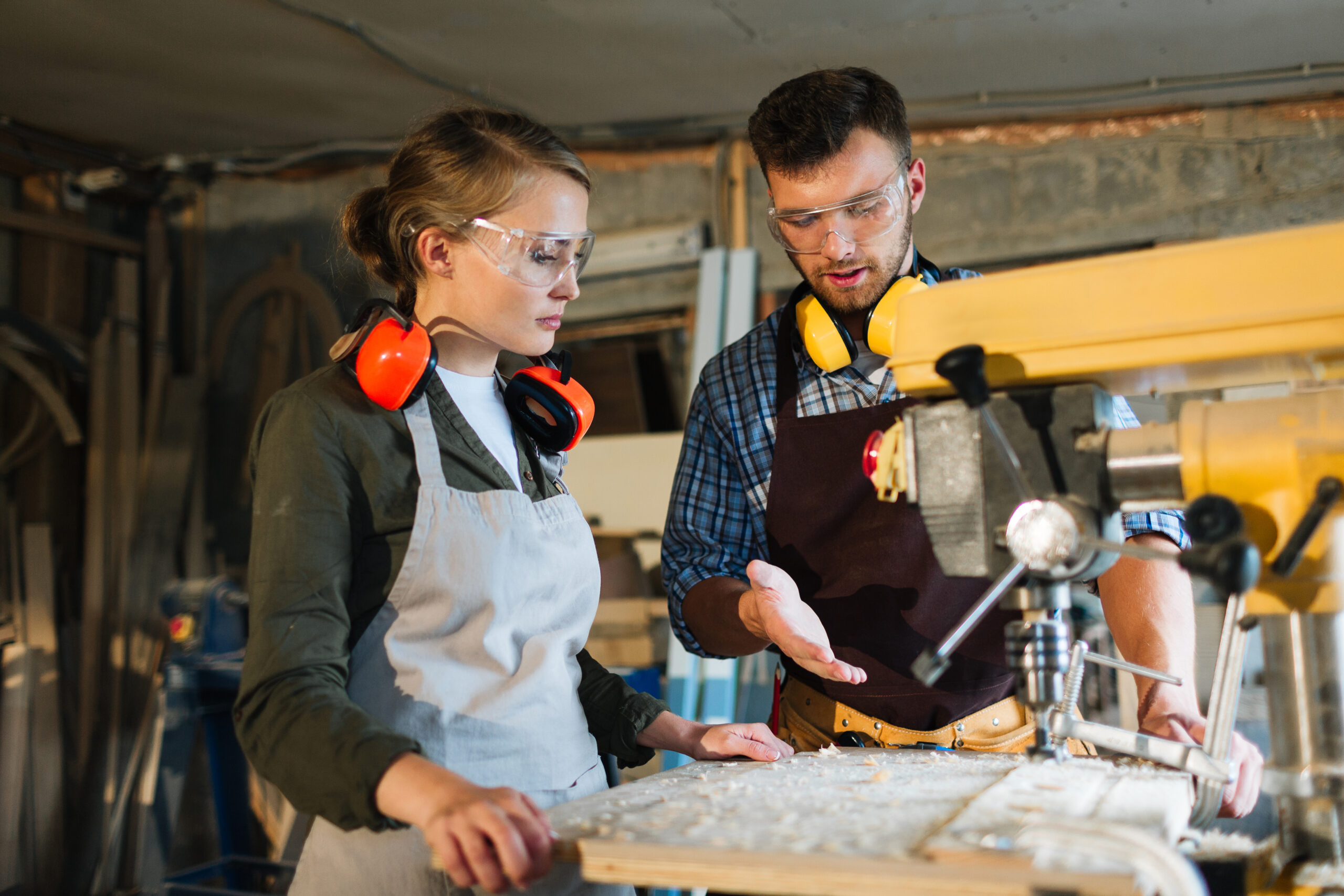 BBL-student aan het werk met mentor op werkplaats