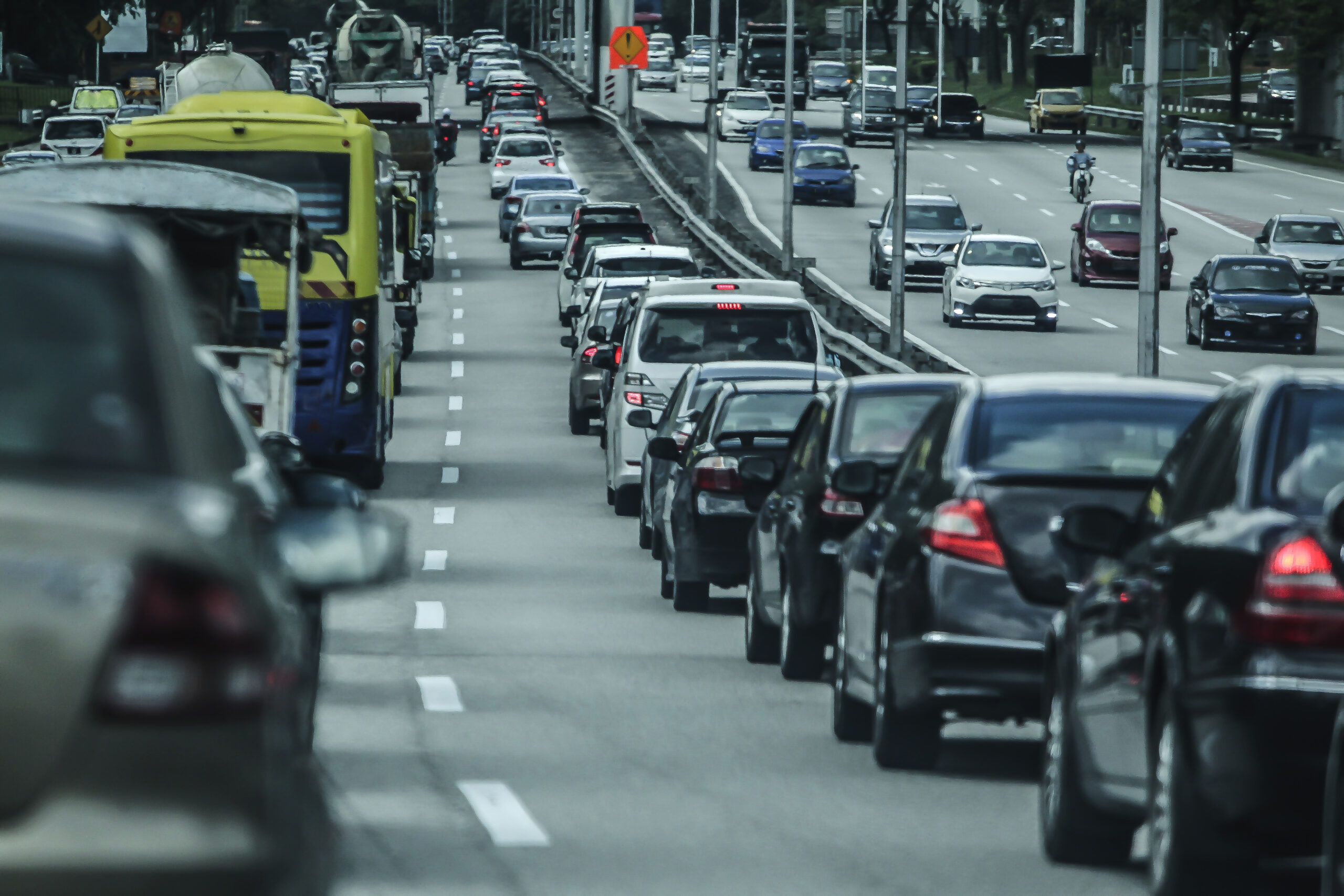 File van auto's op een snelweg ter illustratie van het verhogen van de reiskostenvergoeding