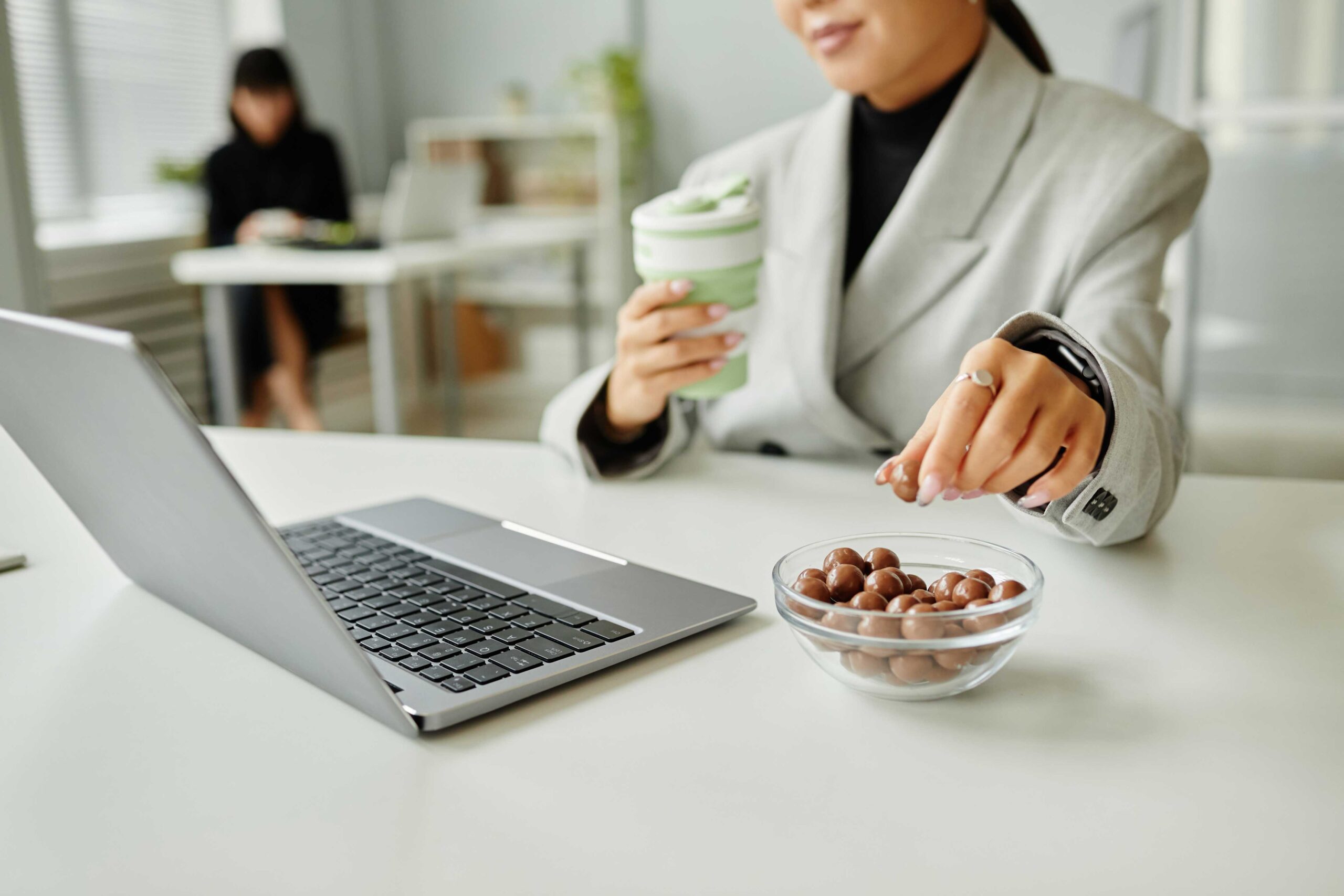 Vrouw nuttigt consumptie op haar werkplek